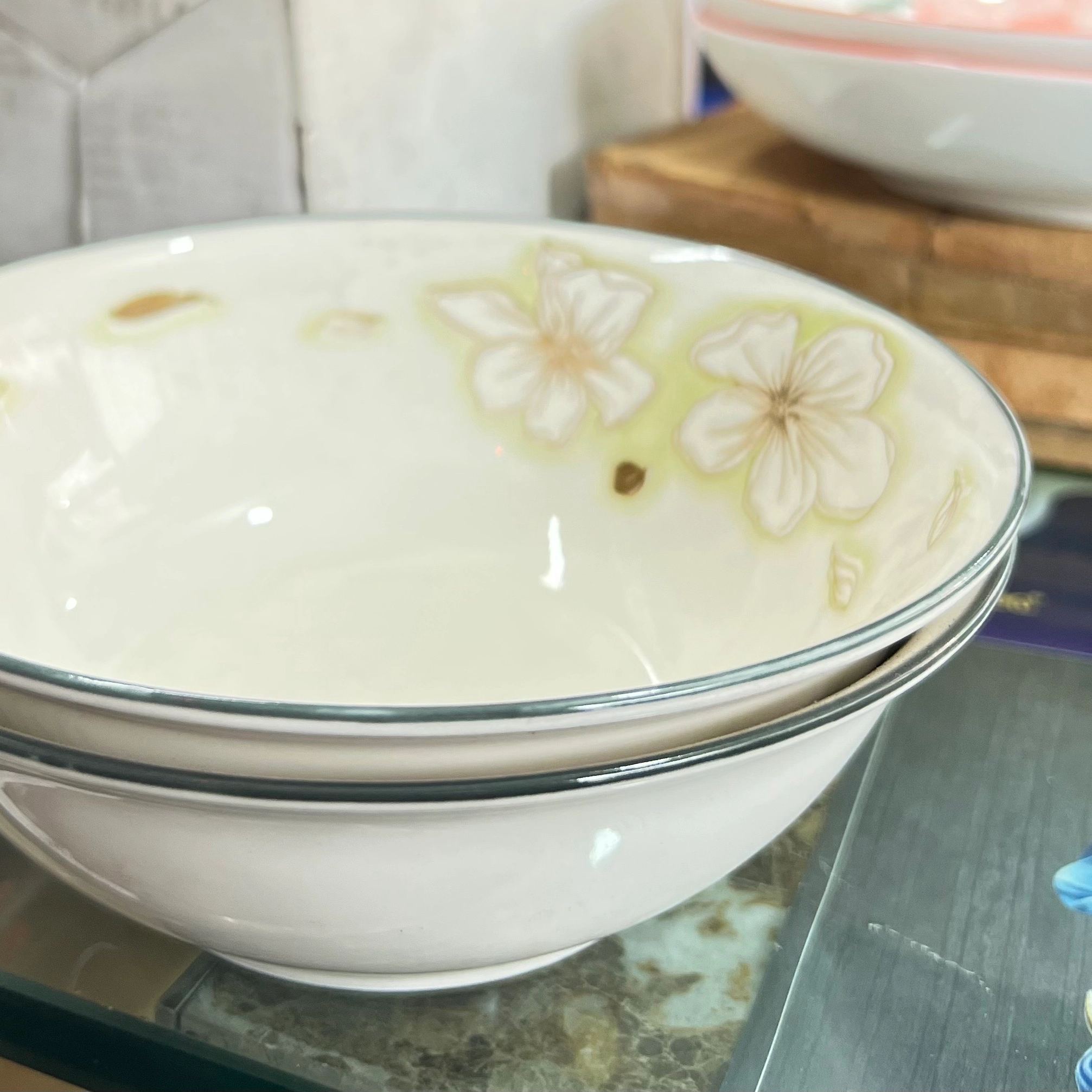 Ceramic serving curry bowl